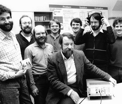 Schwarzweiß-Aufnahme vom Audio-Team des Fraunhofer IIS und der Universität Erlangen-Nürnberg aus dem Jahr 1987